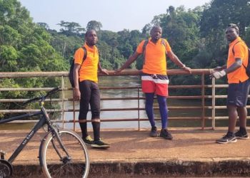 Les trois des quatre cyclistes de Gabon Découverte sponsorisés par la Setrag