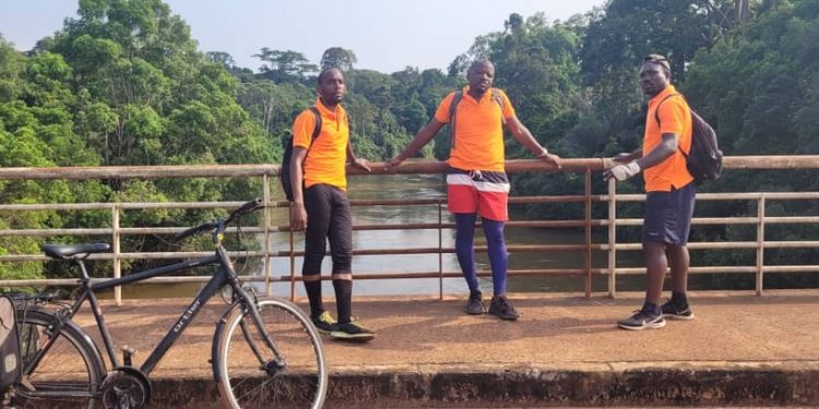 Les trois des quatre cyclistes de Gabon Découverte sponsorisés par la Setrag