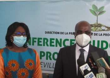 Le Ministre du Commerce Yves Fernand Manfoumbi a exposé ses priorités à sa collègue du Bugdet et des Compte publics, Edith Ekiri Mounombi épse Oyouomi, ici après les conférences budgétaires le 29 juillet à Libreville