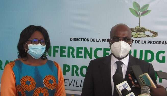 Le Ministre du Commerce Yves Fernand Manfoumbi a exposé ses priorités à sa collègue du Bugdet et des Compte publics, Edith Ekiri Mounombi épse Oyouomi, ici après les conférences budgétaires le 29 juillet à Libreville