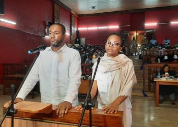 Ike Ngouoni Alila Oyouomi, à gauche, devant la cour criminelle spéciale pour détournent de fonds publics