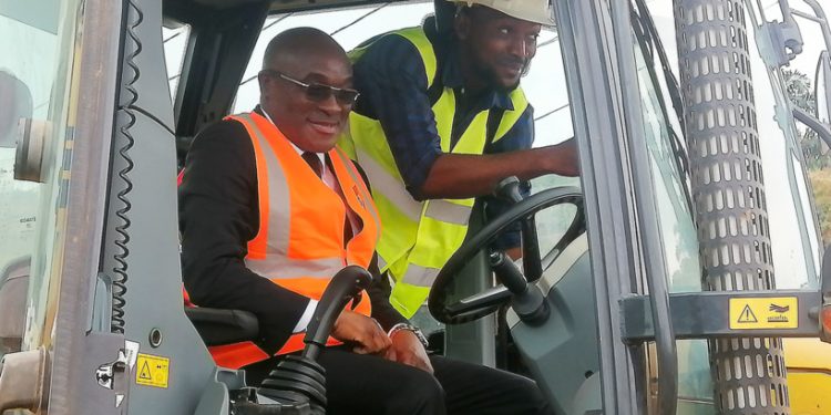 Le ministre de l'habitat et l'Urbanisme Olivier Nang Ekomiye lors du lancement du PAAP en même temps que l'inauguration de l'antenne SNI de Bikélé