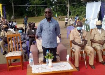 Le préfet de l'Ogooué Lacs, ici présent Elie Nziengui quémande la contribution à un épicier pour la fête du 17 août 2022