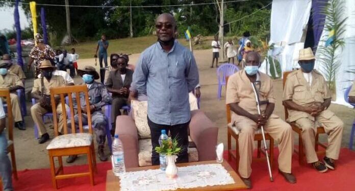 Le préfet de l'Ogooué Lacs, ici présent Elie Nziengui quémande la contribution à un épicier pour la fête du 17 août 2022