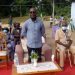 Le préfet de l'Ogooué Lacs, ici présent Elie Nziengui quémande la contribution à un épicier pour la fête du 17 août 2022