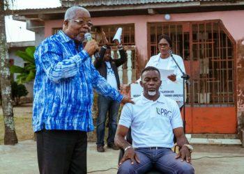 Le vice-président du PRC, Oddou Mba Christian, lors de l'installation de la responsable de l'une des structures de base à Nzeng-Ayong