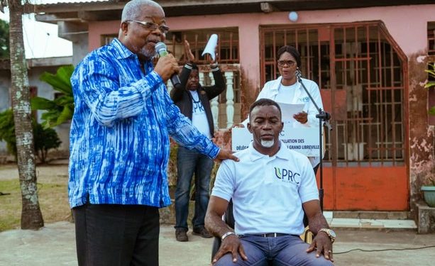 Le vice-président du PRC, Oddou Mba Christian, lors de l'installation de la responsable de l'une des structures de base à Nzeng-Ayong