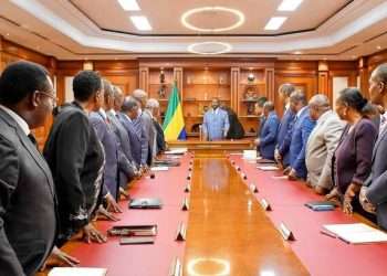 Le président de la République Ali Bongo Ondimba recevant les Hauts-commissaires de la République venus lui présenter le rapport d'activités