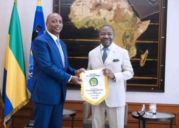 Patrice Motsepe à gauche et Ali Bongo Ondimba