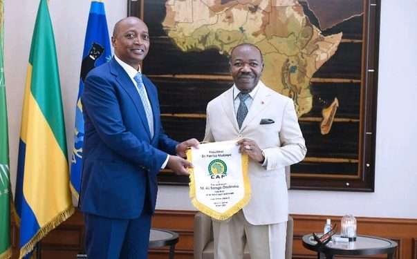 Patrice Motsepe à gauche et Ali Bongo Ondimba