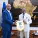 Patrice Motsepe à gauche et Ali Bongo Ondimba