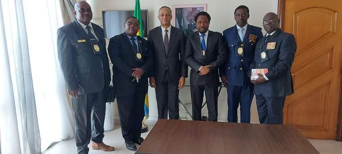 Les aumôniers internationaux et juges de Paix avec le ministre des Sports Franck Nguema