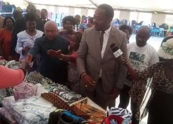 Le député Daniel Nkoulou l'initiateur du Festival culturel ABA'A en visite des stands