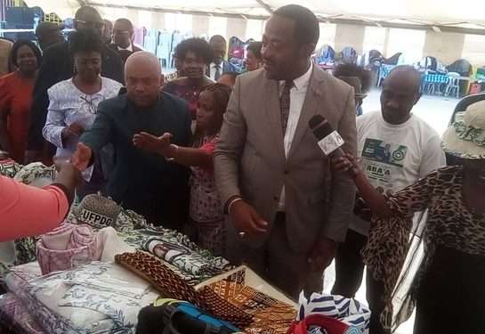 Le député Daniel Nkoulou l'initiateur du Festival culturel ABA'A en visite des stands