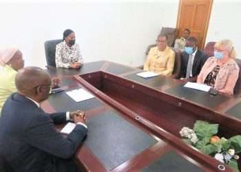 Le ministre Erlyne Antonela Ndembet Damas et la SG Patricia Scotland devisant sur la prochaine réunion des ministres de la Justice du Commonwealth