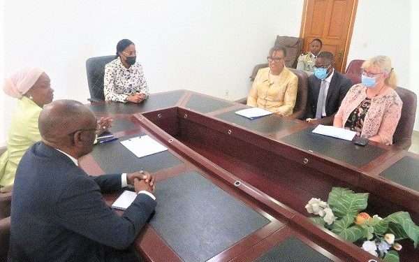 Le ministre Erlyne Antonela Ndembet Damas et la SG Patricia Scotland devisant sur la prochaine réunion des ministres de la Justice du Commonwealth