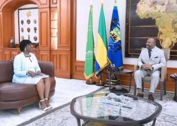 Le Dr Françoise Ndayishimiye, Directeur pays de l’ONUSIDA faisant ses adieux à Ali Bongo