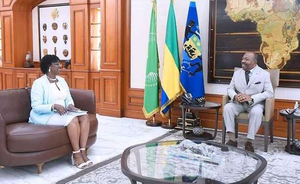 Le Dr Françoise Ndayishimiye, Directeur pays de l’ONUSIDA faisant ses adieux à Ali Bongo