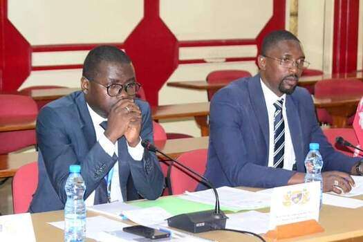 Le SG de la mairie de Libreville Dickarado Hans Émeri, à gauche, prône le dialogue 