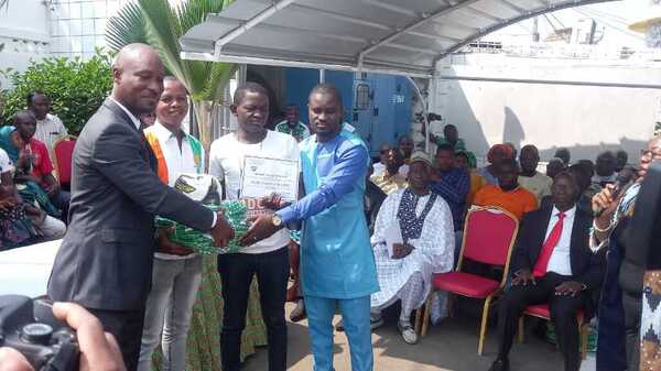 M. Traoré Mantion remettant les prix aux vainqueurs de la compétition 