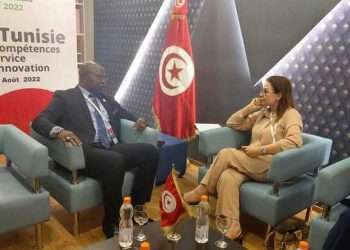 Le ministre du Commerce Yves Fernand Manfoumbi et son homologue tunisienne Mme Fadhila Rabhi Ben Hamza en marge du sommet de la TICAD 8