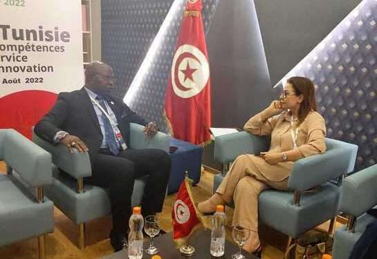 Le ministre du Commerce Yves Fernand Manfoumbi et son homologue tunisienne Mme Fadhila Rabhi Ben Hamza en marge du sommet de la TICAD 8