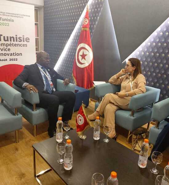 Le ministre Yves Fernand Manfoumbi en pleine discussion avec sa collègue tunisienne