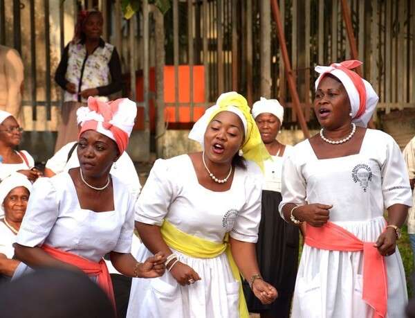 Les fidèles de l'église Évangélique du Gabon célébrant le nouveau président Louis Sylvain Allogo Engo