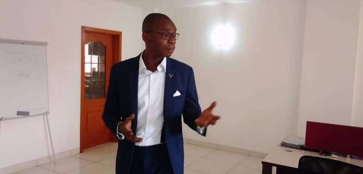 Steve Christian Ossindji lors de la présentation de l'application Immodem