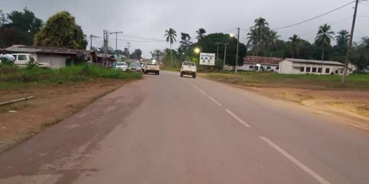C'est dans cette rue de Fougamou, où Enis Matamba Matamba a été tué par un accident de véhicule