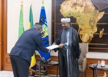 Le président Ali Bongo Ondimba à droite et l'envoyé spécial du président burundais