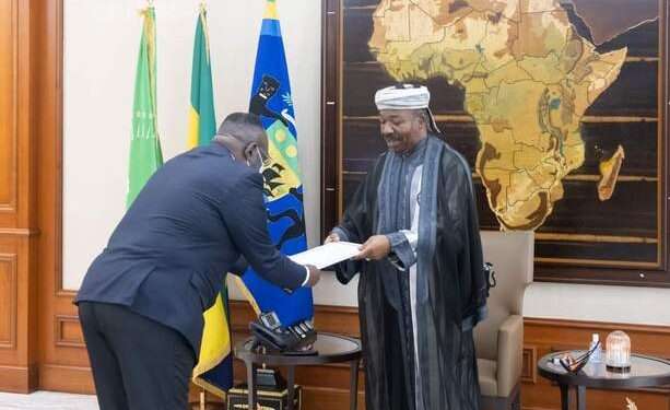 Le président Ali Bongo Ondimba à droite et l'envoyé spécial du président burundais