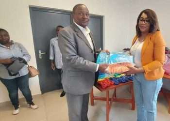 Mme Virginie Mounanga, directrice de Blanc Cristal, remettant les dons des partenaires au DG d'ENEDA