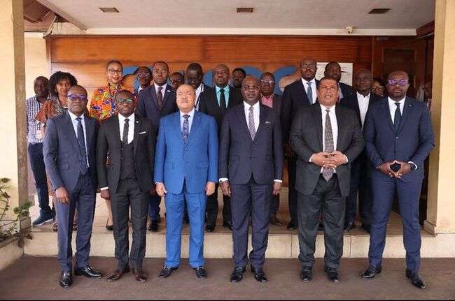 Photo de famille, le ministre des PME, le Gouverneur de province, l'ADG de Comilog et les responsables des établissements de microfinance @D.R