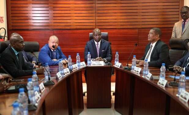 Le ministre Yves Fernand Manfoumbi à la Comilog pour la signature des Conventions entre la Comilog et les établissements de Microfinance pour appuyer les PME