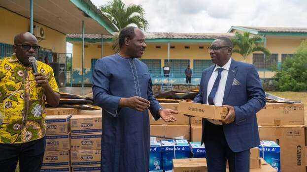 Le ministre Hugues Mbadinga Madiya remettant le don à un responsable d'établissement à Koulamoutou