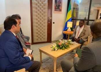 Les responsables de Oil India venus parler des perspectives prometteuses du puits pétrolier d'Ezanga à Vincent de Paul Massassa ministre du Pétrole