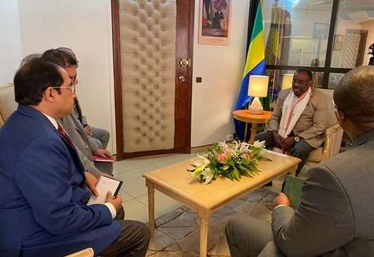 Les responsables de Oil India venus parler des perspectives prometteuses du puits pétrolier d'Ezanga à Vincent de Paul Massassa ministre du Pétrole