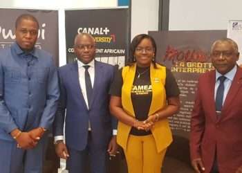 Les membres du comité d'organisation du Salon des métiers de l'audiovisuel et du numérique avec Jennifer Mayombo, la présidente en jaune