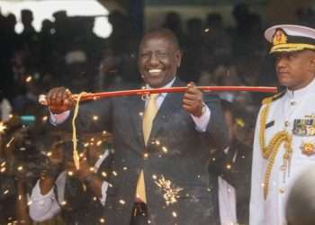 William Ruto, le nouveau président du Kenya avec l'épée donnée par son prédécesseur à la prestation de serment ce jour