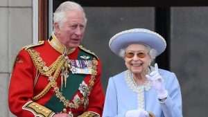 Le prince Charles et sa mère la reine Elizabeth II au balcon de Buckingham place lors de son Jubilé de platine le 2 juin 2022 afp.com/Daniel LEAL