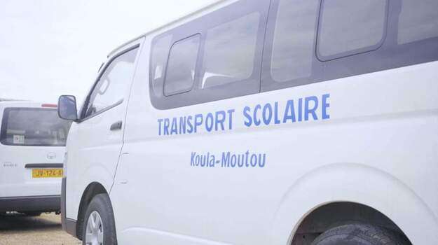 Vue partielle des bus remis pour les élèves de Koulamoutou 