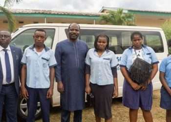 Le ministre Hugues Mbadinga Madiya et les élèves bénéficiaires du don didactique y compris les bus