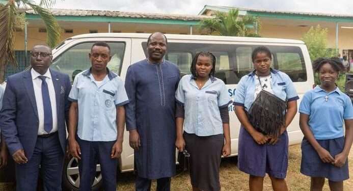 Le ministre Hugues Mbadinga Madiya et les élèves bénéficiaires du don didactique y compris les bus
