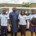 Le ministre Hugues Mbadinga Madiya et les élèves bénéficiaires du don didactique y compris les bus