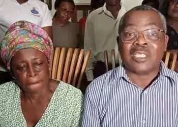 Honorine Bouma, la maman du prophète Ndzoma et Maurice Ndziba, son oncle, sont les membres de la famille qui demandant pardon aux autorités pour la libération de leur fils