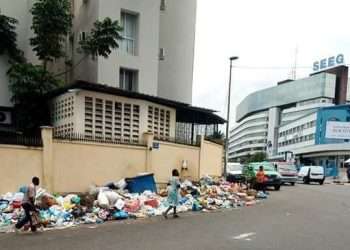 Modèle des villes poubelles, ici devant le ministère du Budget et la SEEG à Libreville