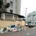 Modèle des villes poubelles, ici devant le ministère du Budget et la SEEG à Libreville