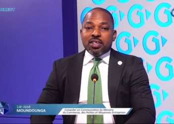Lié-José Moudounga, le Conseiller en communication du ministre du Commerce lisant le communiqué sur la spéculation de l'huile