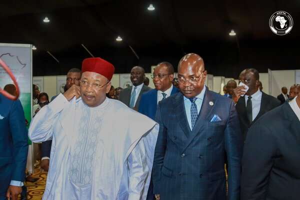 Le Champion de la ZLECAF, Mahamadou Issoufou et le président Yves Fernand Manfoumbi à Accra